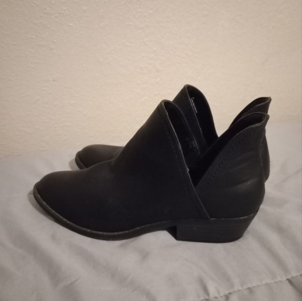Universal Thread Women's Size 8 Black Ankle Boots Booties Pull On
